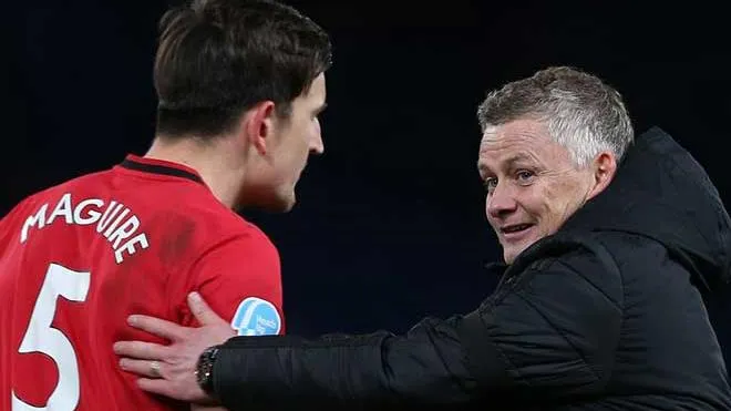 HLV Solskjaer nói gì về tấm băng đội trưởng của Maguire?