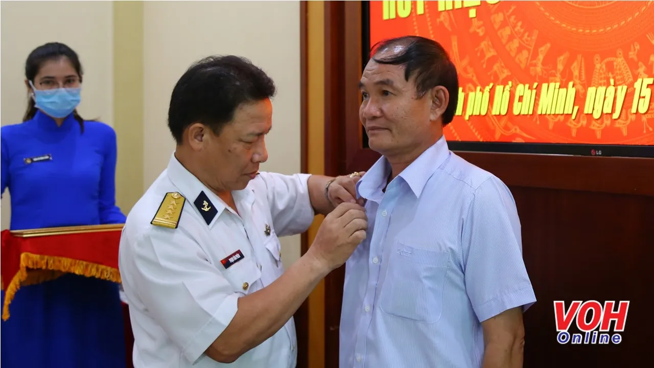 Thường vụ Đảng ủy Quân cảng Sài Gòn trao tặng Huy hiệu 30 năm tuổi Đảng cho đảng viên