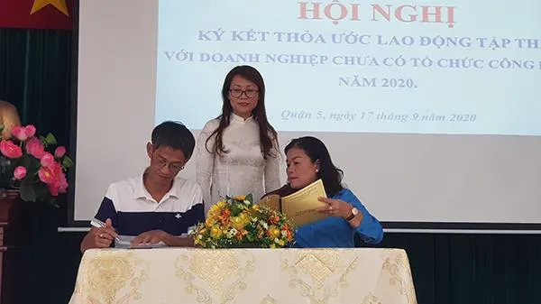 Liên đoàn lao động Quận 5 ký thỏa ước lao động có lợi hơn cho người lao động