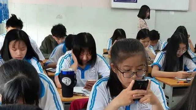 Dùng điện thoại thông minh trong lớp nên hay không?