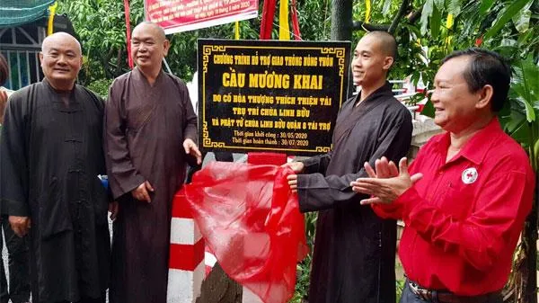 Hội Chữ thập đỏ Quận 8 xây cầu, trao nhà tình thương, trao quà cho bà con nghèo huyện Chợ Mới, An Giang