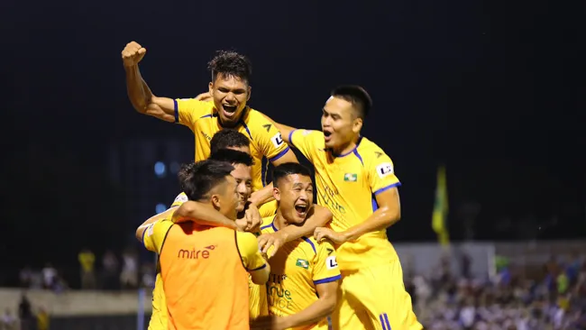 Vượt qua HAGL, SLNA sáng lên hy vọng giành vé trong top 8