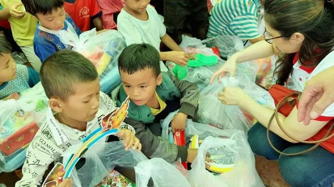 Sát cánh cùng gia đình Việt trao hơn 1.300 phần quà trung thu cho học sinh nghèo Đắk Lắk