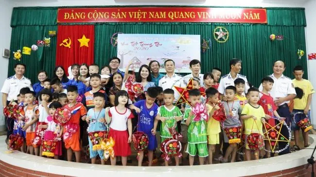 Cảnh sát biển đồng hành với ngư dân