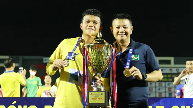 Văn Quyến có chức vô địch thứ ba khi cùng U17 SLNA đăng quang