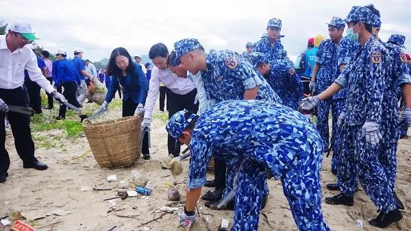 Cảnh sát biển 3 tham gia làm sạch môi trường biển