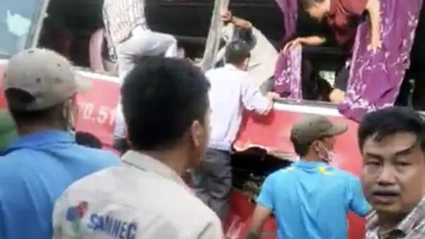 Tàu hỏa đâm ngang hông xe đưa đón học sinh, 3 em bị thương