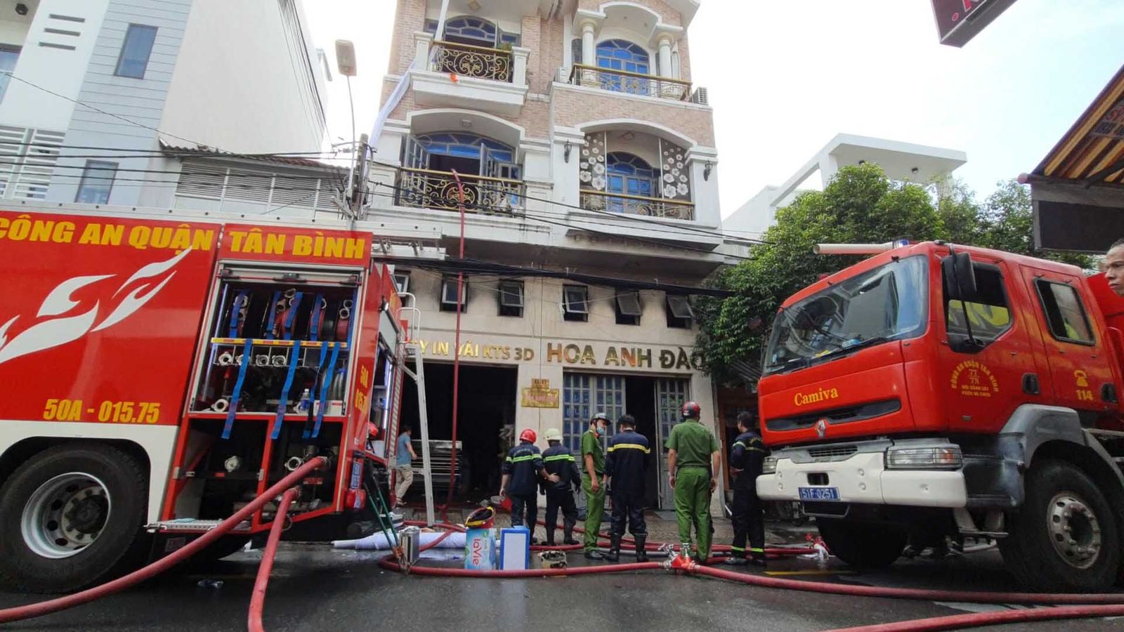 Cháy lớn tại quận Tân Bình, 5 người cột dây vải leo xuống đất