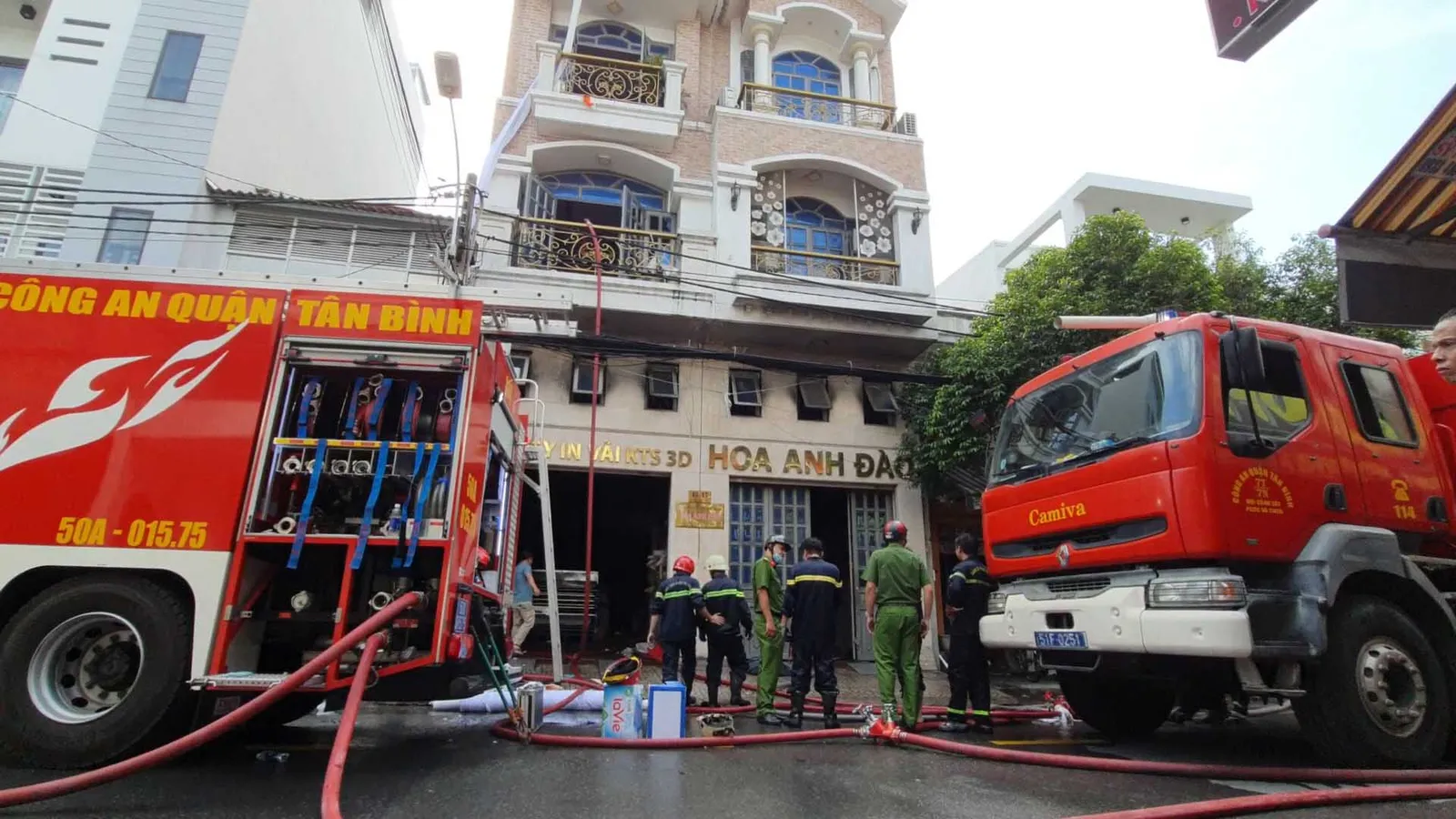 Cháy lớn tại quận Tân Bình, 5 người cột dây vải leo xuống đất