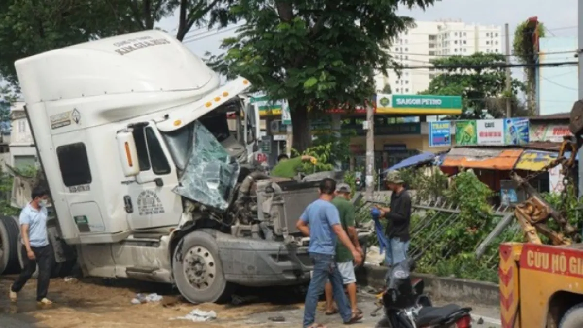 Tin tức tai nạn giao thông 1/10: Xe container đâm xe tải, hàng ngàn xe ùn tắc