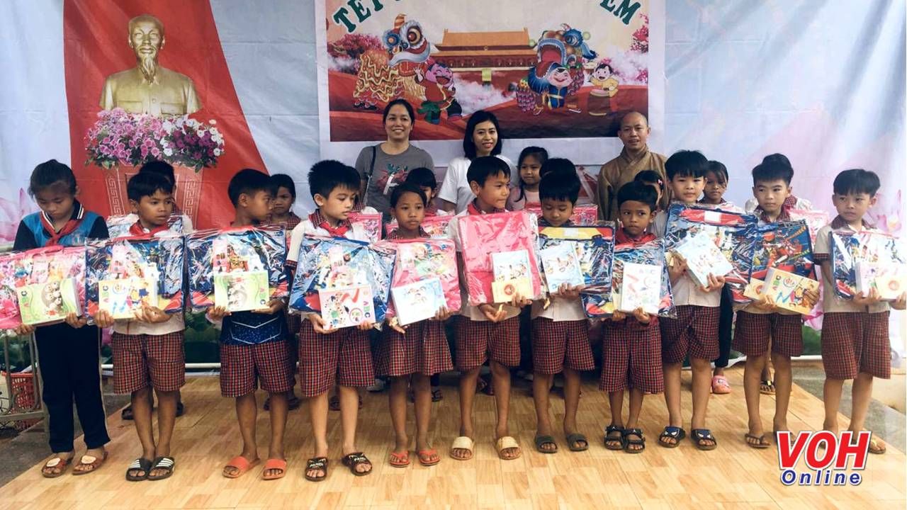 Vui Trung thu cùng học sinh nghèo huyện Bù Gia Mập, Bình Phước