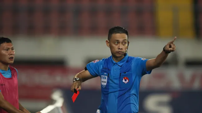 Trợ lý CLB Hải Phòng phải nhận thẻ đỏ vì cố liên lạc với thủ môn