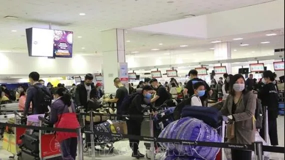 Đưa hơn 350 công dân Việt Nam từ Anh về nước an toàn