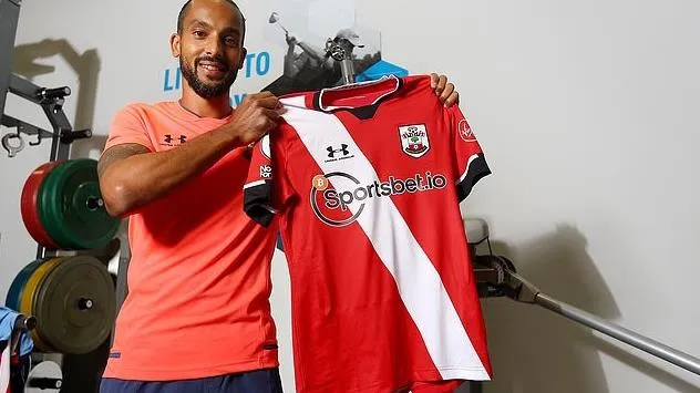 Theo Walcott chính thức có bến đỗ mới