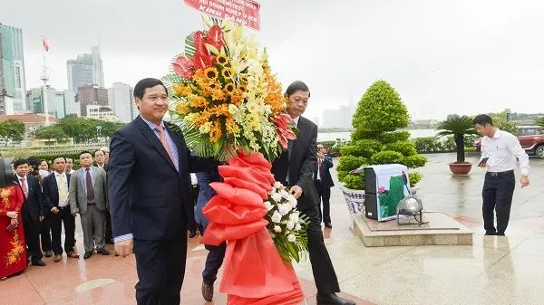 Hiệp hội Doanh nghiệp TPHCM dâng hoa, dâng hương tưởng niệm Chủ tịch Hồ Chí Minh