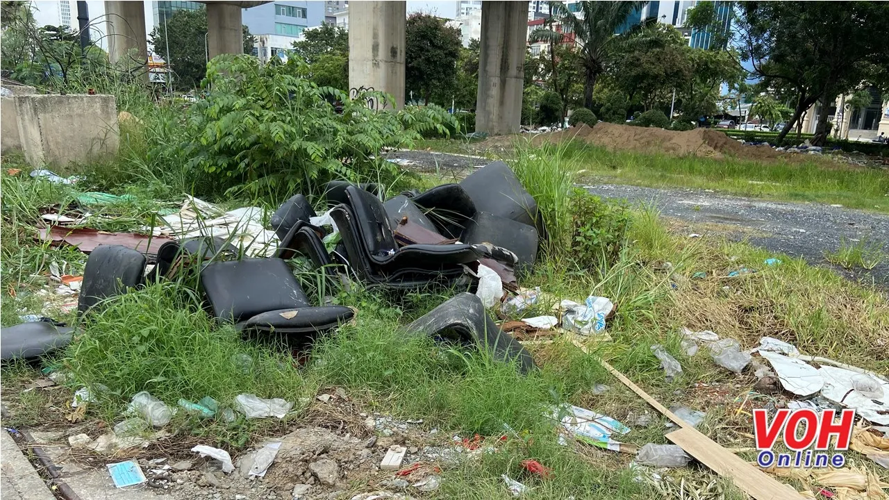 TPHCM: Một số khu vực chân cầu trở thành nơi tập kết rác