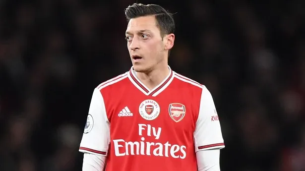 Arsenal phũ phàng với Mesut Ozil