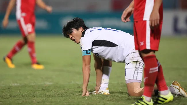 Tuấn Anh ôm chân đau đớn khi bị cầu thủ Viettel vào bóng rát