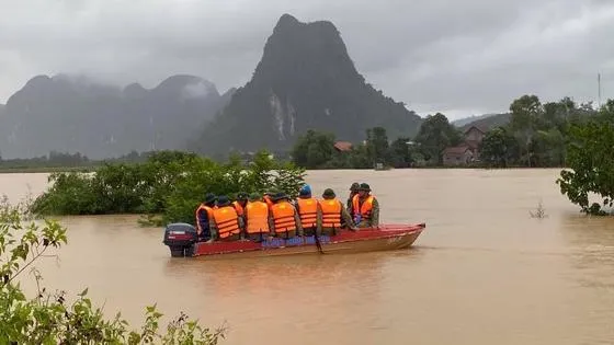 Tổng hợp thông tin mưa lũ Miền Trung sáng 10/10: Sơ tán khẩn 26.000 người tránh lũ lụt