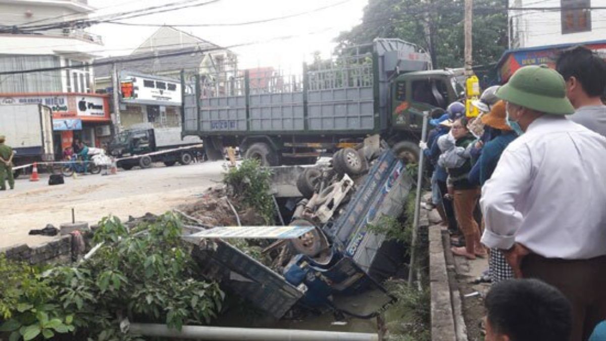 Tin tức tai nạn giao thông hôm nay 10/10/2020: Xe tải bị tông lật xuống kênh, tài xế tử vong 