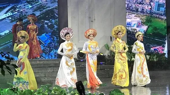 Lễ hội Áo dài Thành phố Hồ Chí Minh năm 2020 kéo dài đến tháng 11