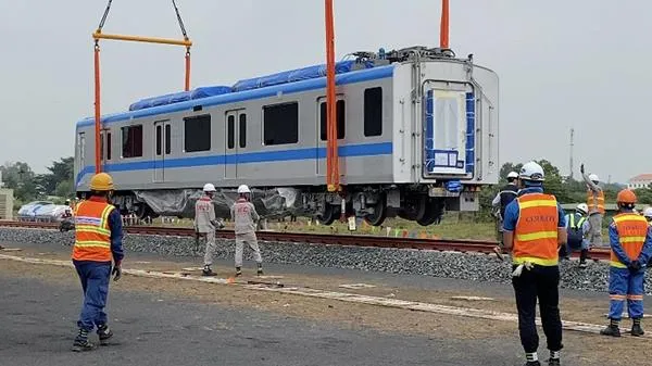 Lắp đặt 3 toa tàu metro đầu tiên tại depot Long Bình