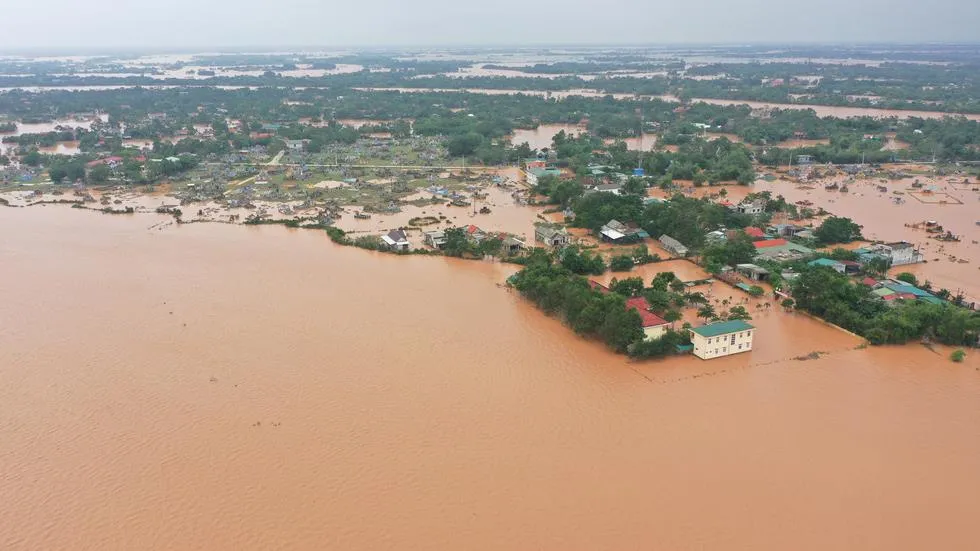 Bão số 6 cách bờ biển Bình Định 30km, mưa to Quảng Nam, Quảng Ngãi, lũ mở rộng ra các tỉnh