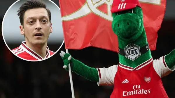 “Mesut Ozil khiến Arsenal giống lũ đần”