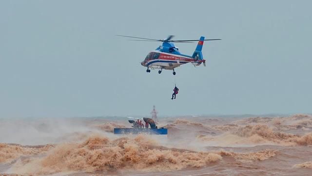 Thủ tướng gửi điện khen ngợi các lực lượng cứu hộ thuyền viên
