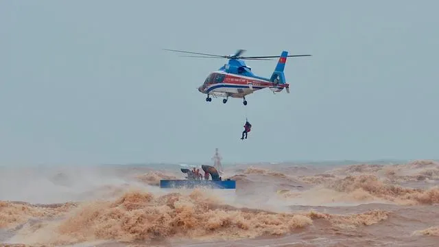 Thủ tướng gửi điện khen ngợi các lực lượng cứu hộ thuyền viên