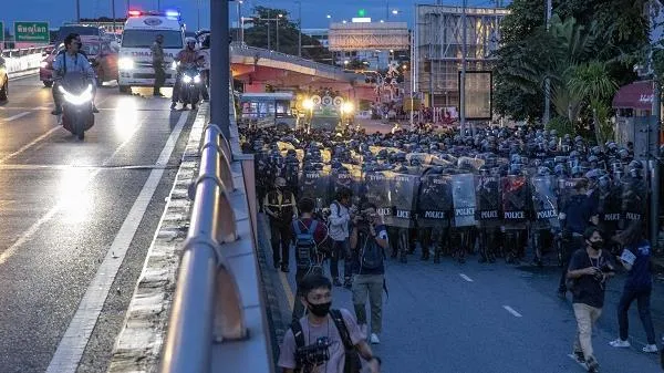 Cảnh sát Thái Lan nỗ lực giải tán đám đông biểu tình bên ngoài văn phòng Thủ tướng