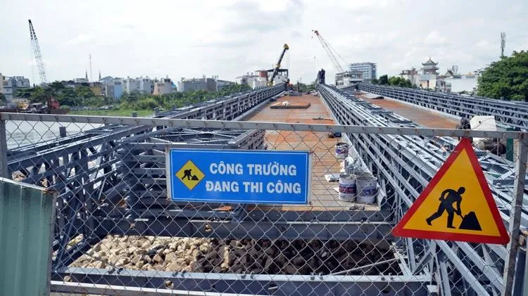 Thông tin về vụ xà lan va vào nhịp 6 cầu thép An Phú Đông