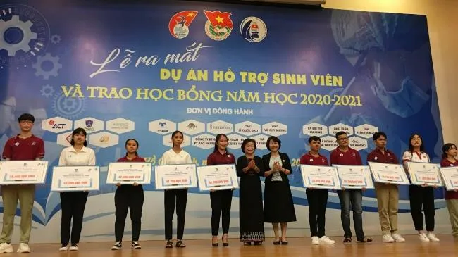 Quỹ Học bổng Vừ A Dính vận động 17 tỷ đồng tiếp sức cho hơn 200 sinh viên nghèo