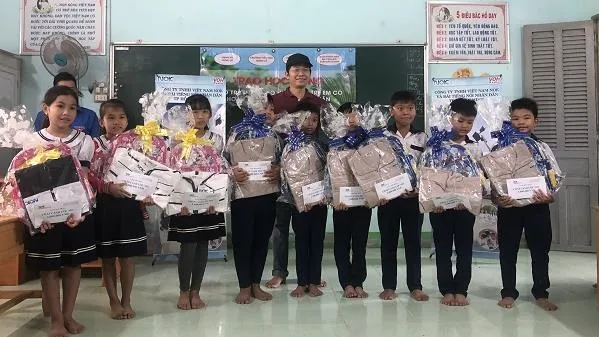 Đoàn Thanh niên VOH trao học bổng chắp cánh ước mơ cho trẻ em Bến Tre