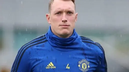 MU muốn thanh lý Phil Jones vào tháng 1