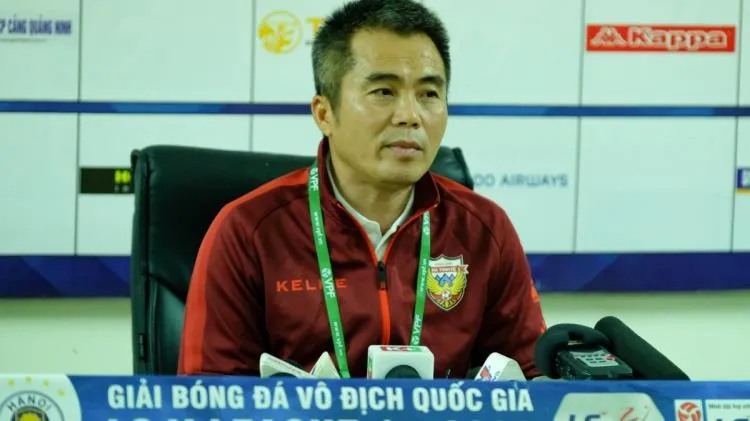 HLV Hà Tĩnh khuyên học trò không phản ứng lại trọng tài