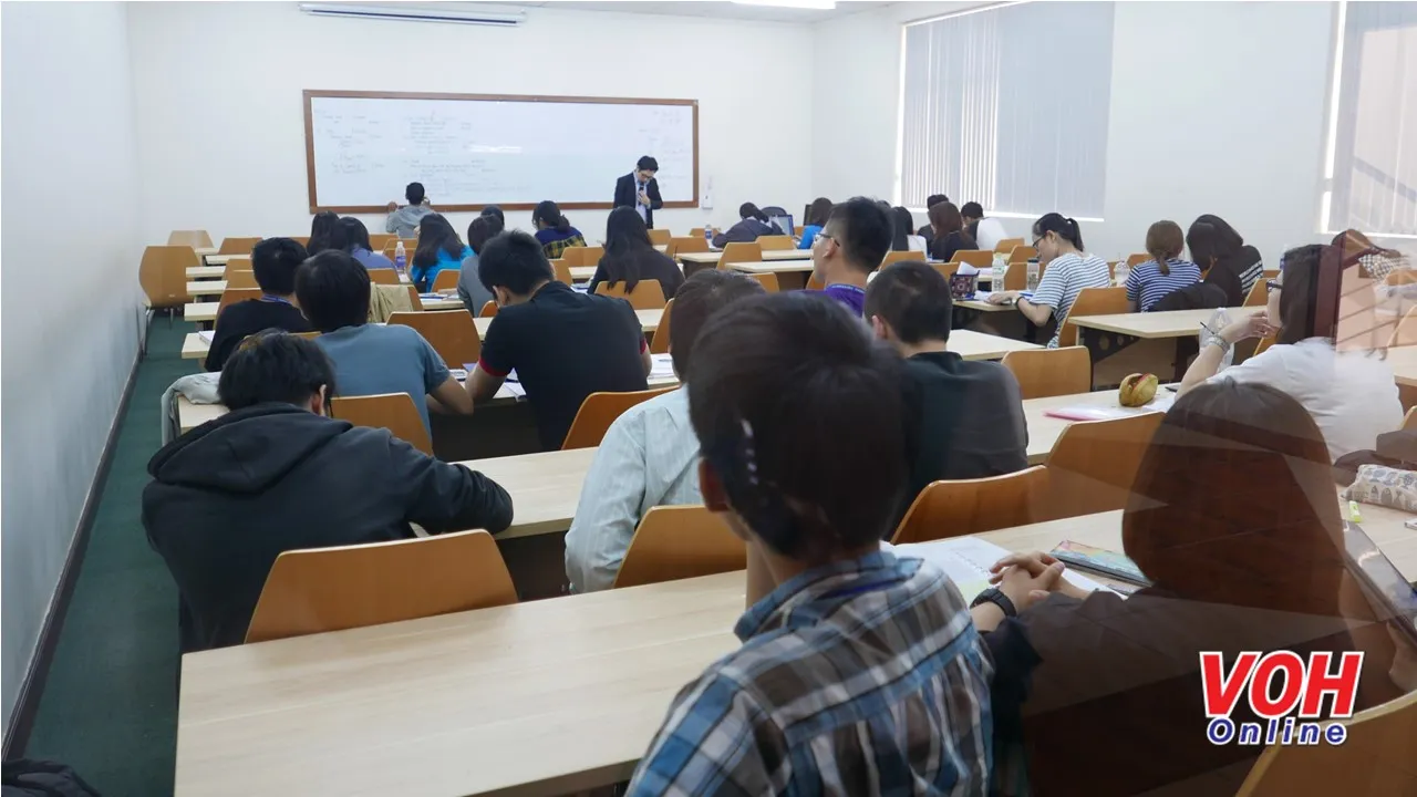 Học yếu tiếng Anh có nên chọn trường, chọn ngành giảng dạy hoàn toàn bằng tiếng Anh?