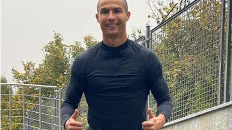 Cristiano Ronaldo khoe diện mạo mới