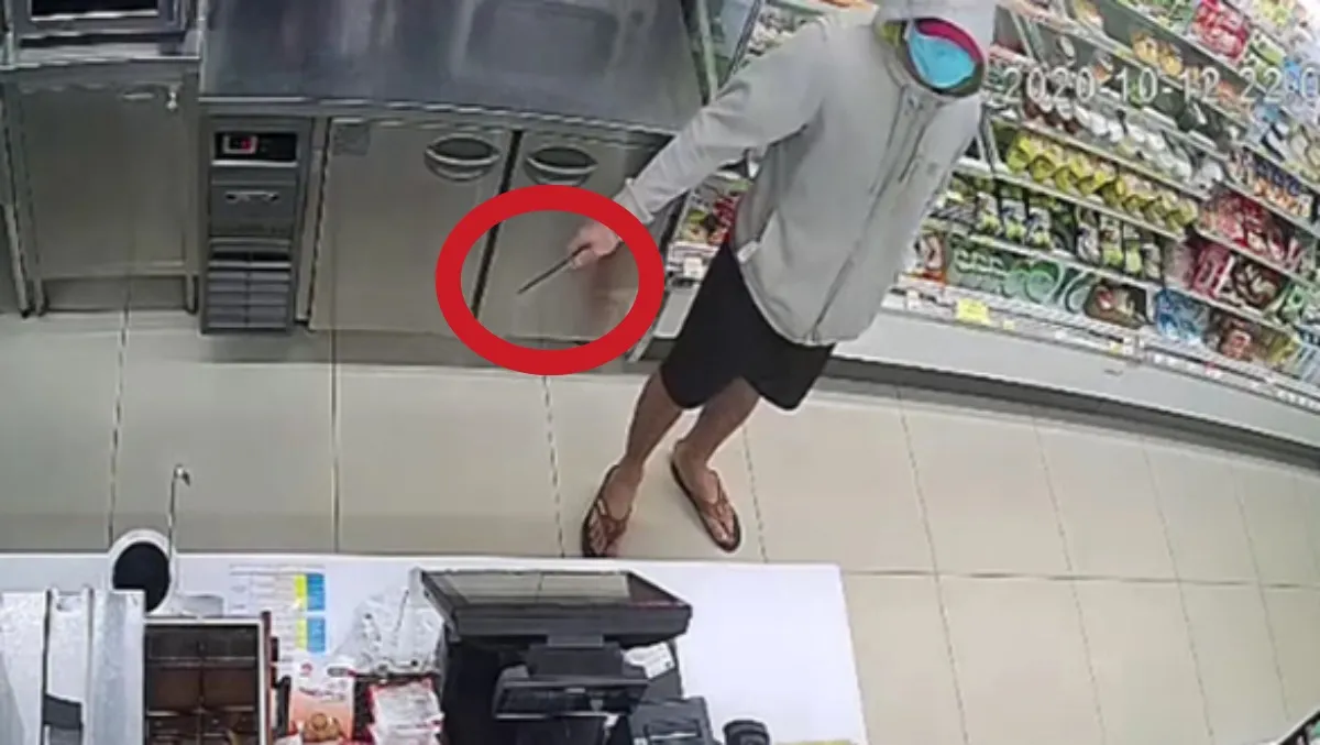 Tin tức pháp luật hôm nay 23/10/2020: Bắt thanh niên dùng dao dọa nhân viên cửa hàng tiện lợi để cướp tiền