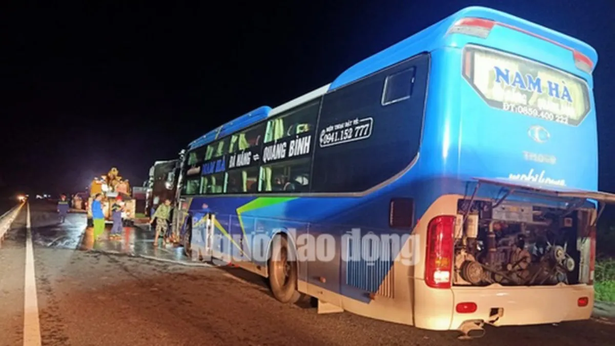 Tin tức tai nạn giao thông hôm nay 23/10/2020: Xe khách tông đuôi xe tải, 15 người thương vong 