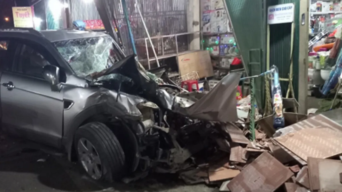 Tin tức tai nạn giao thông hôm nay 25/10/2020: Ôtô nổ lốp lao vào nhà dân, 2 người chết, 4 người bị thương