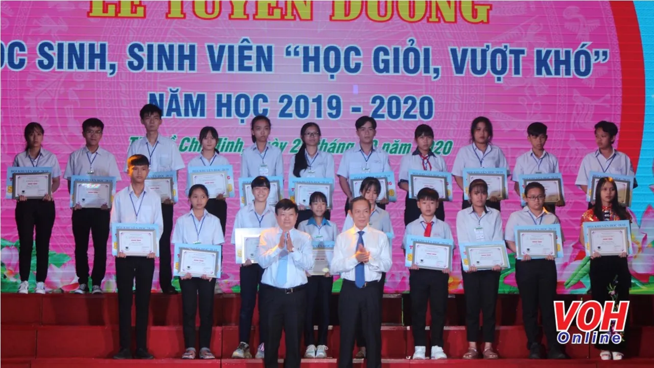 Tuyên dương 546 học sinh, sinh viên vượt khó học giỏi là con của người lao động ngành cao su Việt Nam