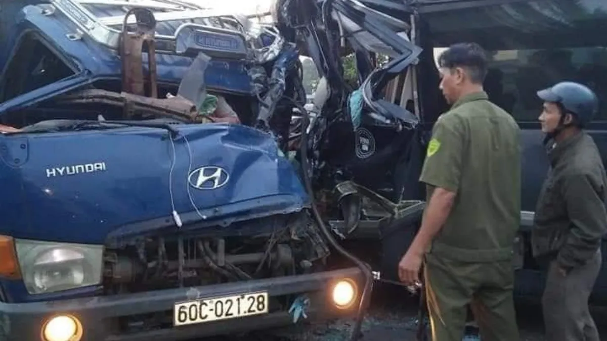 Tin tức tai nạn giao thông hôm nay 26/10/2020: Xe tải chở gạch tông xe khách, 2 tài xế tử vong trong cabin