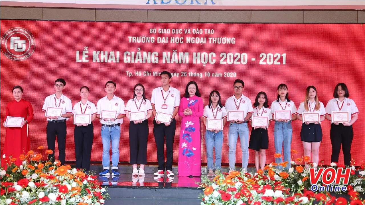 Cơ sở II Trường Đại học Ngoại thương tại TPHCM: Khen thưởng 12 thủ khoa đầu vào năm học mới