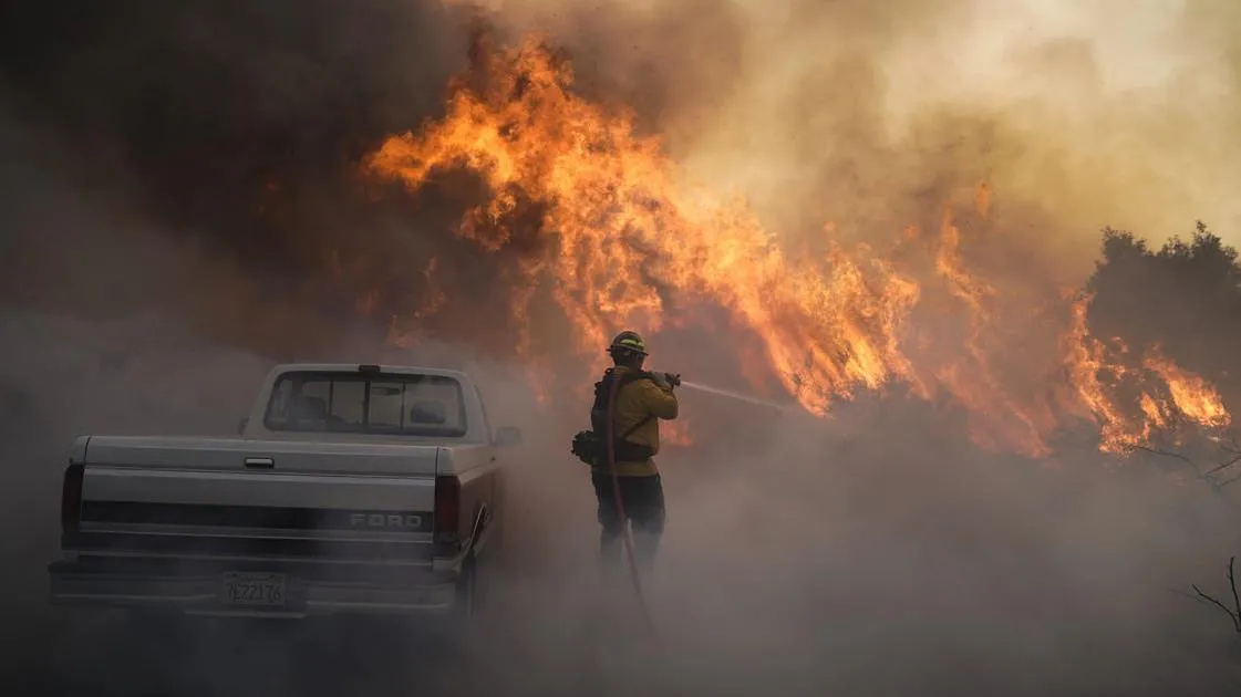 Mỹ: Cháy rừng tiếp tục hoành hành ở California, 100.000 người phải sơ tán 