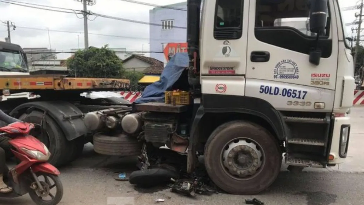 Tin tức tai nạn giao thông hôm nay 28/10/2020: Nâng bánh container giải cứu 1 phụ nữ bị cán ngang chân 