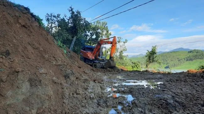 Thủ tướng yêu cầu triển khai mọi phương án để tiếp cận, cứu nạn những người còn sống sót