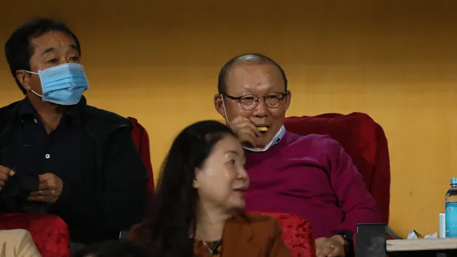 HLV Park Hang Seo lót dạ vội vã để theo dõi trận đấu Viettel và Hà Nội