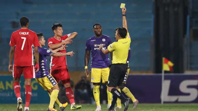 Cầu thủ Hà Nội ngạc nhiên khi Bùi Tiến Dũng không phải nhận thẻ đỏ