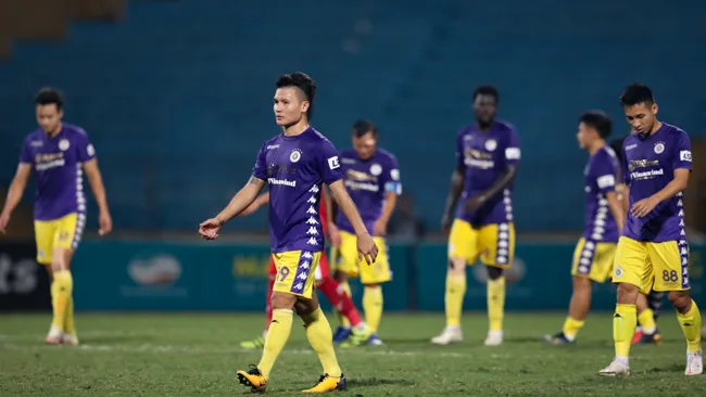 Hàng công phung phí cơ hội, Hà Nội FC gặp bất lợi trong cuộc đua vô địch